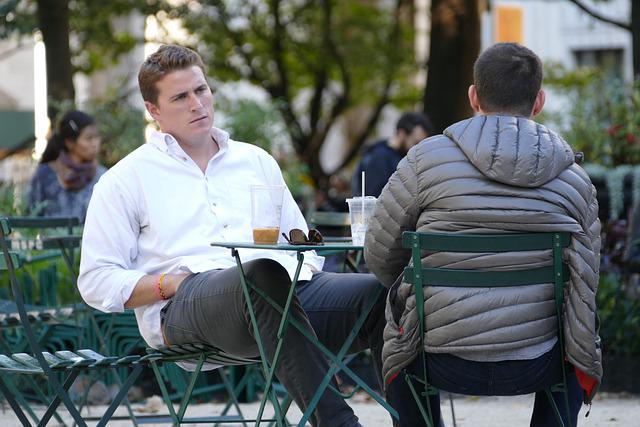 英会話カフェで共通点を見つけて話す男性