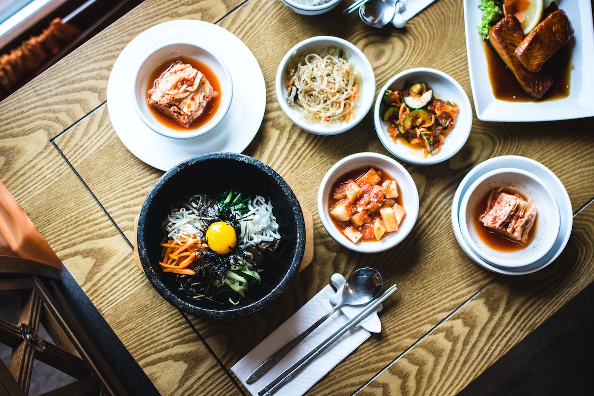 韓国料理が多い